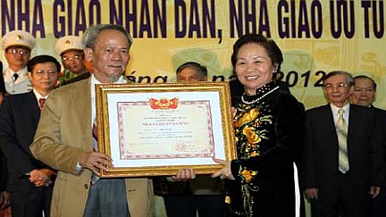 พิธีฉลองครบรอบ๓๐ปีวันครูเวียดนามและประกาศเกียรติคุณเป็นครูประชาชน